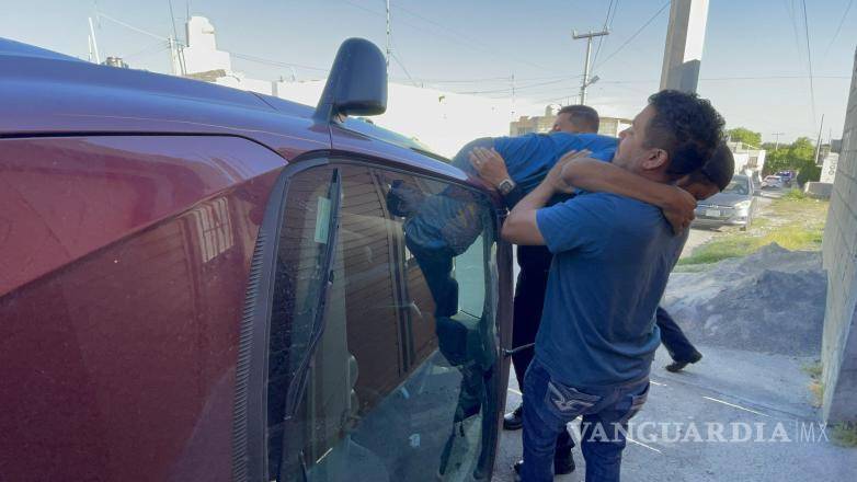 $!Los ocupantes fueron ayudados para salir del auto.