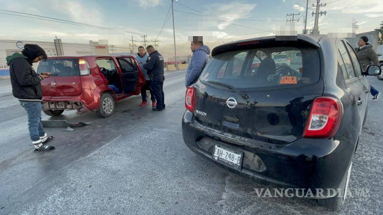 $!Las aseguradoras de los vehículos involucrados llegaron al lugar para llegar a un acuerdo por los daños y lesiones ocasionados.