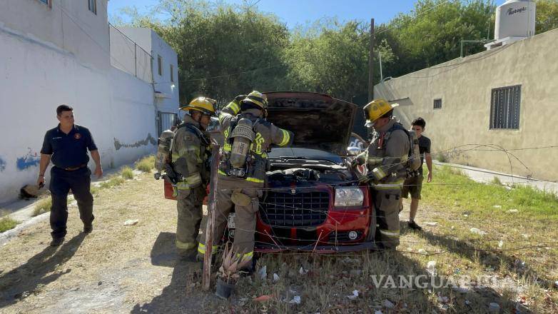 $!Elementos de Bomberos acudieron al lugar tras el reporte al 911 y realizaron una inspección para descartar riesgos de que el fuego se reactivara.