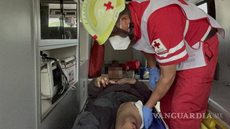 $!Paramédicos de la Cruz Roja acudieron al lugar del percance para brindar atención a los involucrados, trasladando a uno de ellos al Hospital General debido a las lesiones que presentaba.