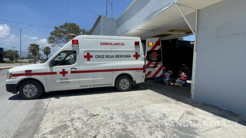 $!El afectado fue estabilizado en el lugar por los cuerpos de emergencia antes de ser trasladado en ambulancia al Hospital General para recibir atención médica especializada.