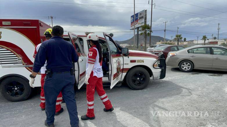 $!Una ambulancia de la Cruz Roja lleva a los tres menores y su madre a la Clínica Uno del IMSS para recibir atención médica después del accidente.