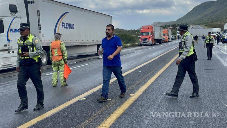 $!El operador del tractocamión quedó asegurado | Foto: Ulises Salas