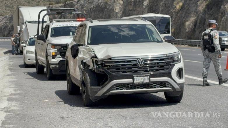 $!La camioneta Volkswagen presentó daños en la parte frontal derecha tras el accidente ocurrido en el tramo Los Chorros.