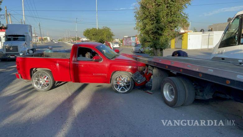 $!La camioneta terminó bajo la grúa.