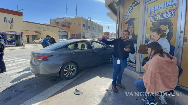 $!Elementos de Tránsito Municipal llegaron al lugar para asegurar el área y remolcar los vehículos involucrados en el choque.