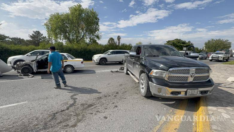 $!Taxista choca por alcance y proyecta camioneta contra auto estacionado, al norte de Saltillo