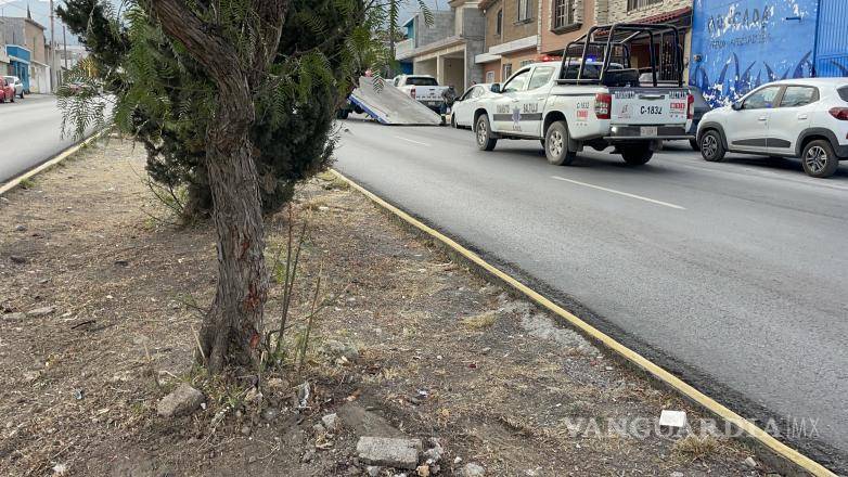 $!Elementos de la Policía Municipal acudieron al sitio para tomar conocimiento del accidente.