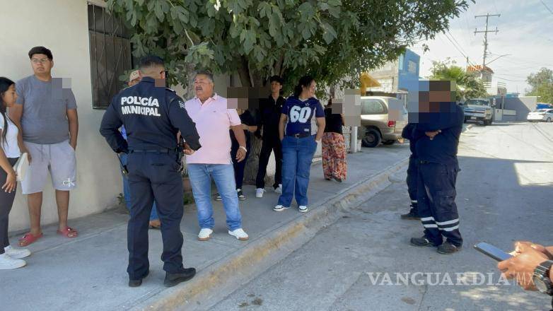 $!Elementos de seguridad acudieron al punto de reunión para dialogar con los habitantes y tratar de contener los ánimos ante la inconformidad por los constantes robos en la zona.