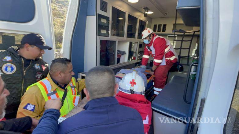 $!Luego de varias horas de labores de rescate, finalmente el lesionado fue abordado a una ambulancia de la Cruz Roja.
