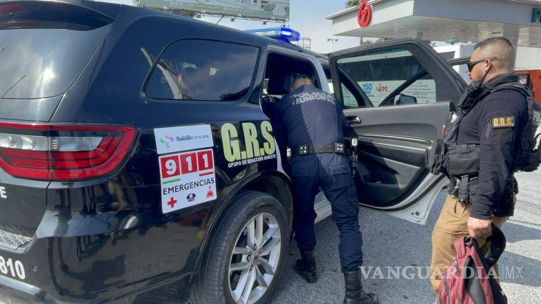 $!El hombre fue trasladado en patrulla a las celdas municipales después de ser auxiliado por los agentes.