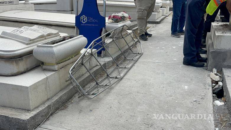 $!Las maniobras de rescate incluyeron la instalación de un tripié con poleas y cuerdas para extraer al joven de manera segura en esta canastilla metálica.