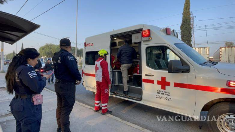 $!Septuagenaria cae de ruta 13 en Saltillo; chofer sigue su camino sin prestarle auxilio