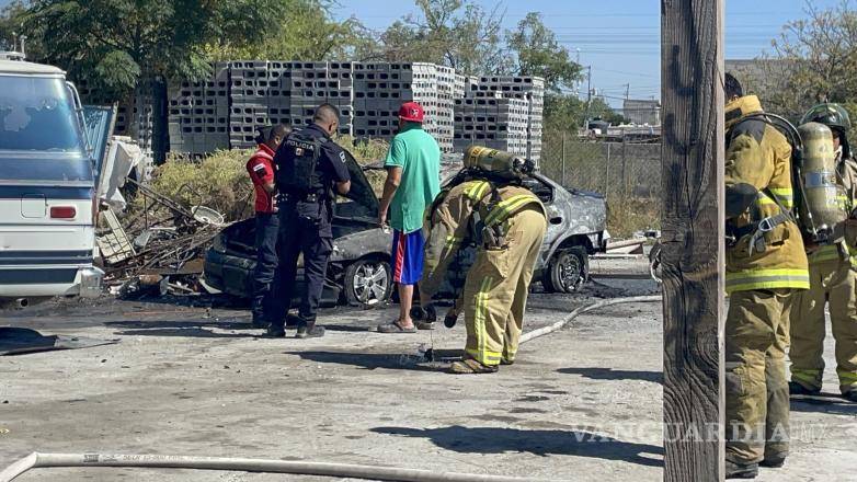 $!Elementos del Cuerpo de Bomberos trabajaron durante varios minutos para sofocar las llamas que consumieron el vehículo en Ramos Arizpe.