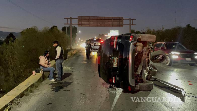 $!La camioneta Dodge Journey terminó volcada tras que el conductor se quedara dormido.