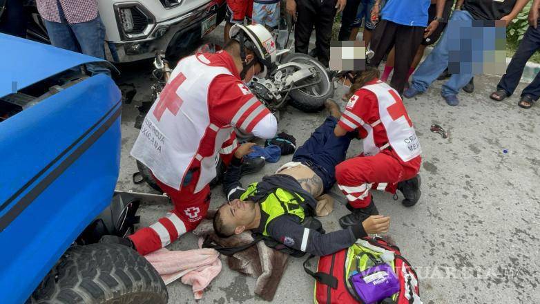 $!Elementos de Tránsito Municipal acudieron al lugar para tomar conocimiento del percance y realizar las diligencias correspondientes para determinar la mecánica del accidente.