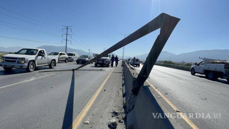 $!El automóvil terminó impactado contra las barreras de concreto del puente de Fundadores y Zaragoza.