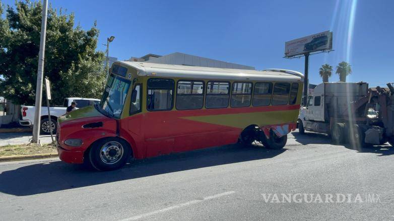 $!La falla mecánica involucró la barra cardán y el eje trasero de la unidad, sin generar heridos.