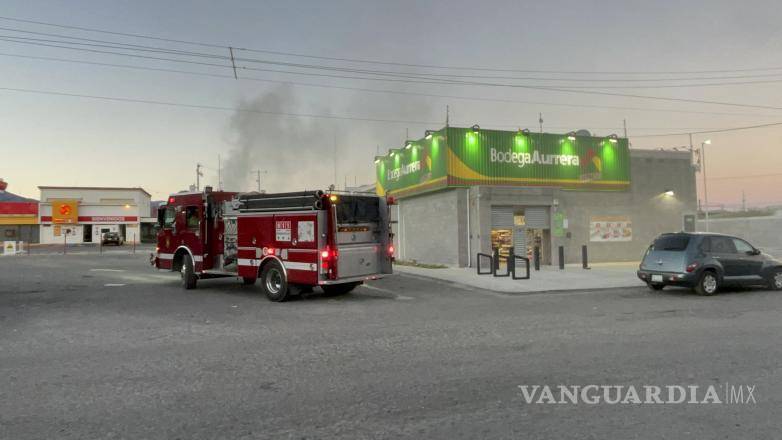 $!Personal de una gasolinera cercana intentó contener el fuego con cubetas de agua antes de la llegada de los bomberos.