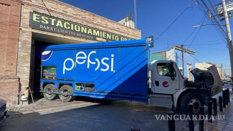 $!La unidad siniestrada provocó desvíos viales y congestionamiento en la calle Ignacio Zaragoza.