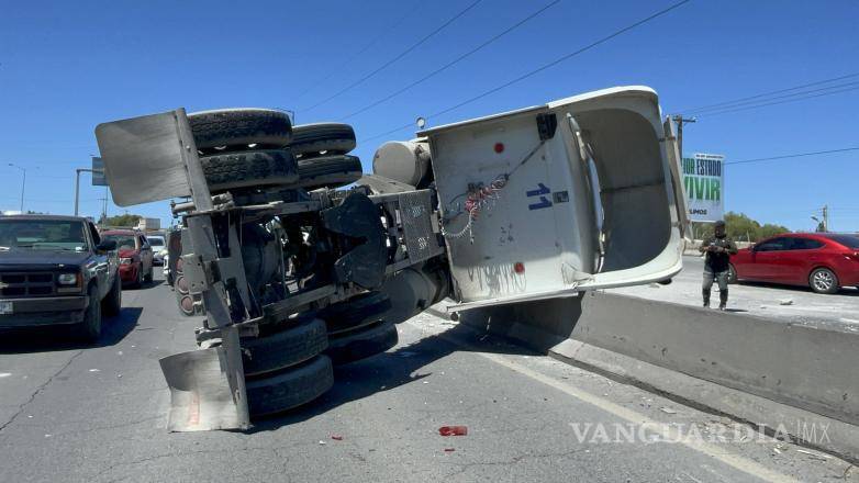 $!La volcadura del tráiler provocó una reacción en cadena que involucró al menos tres camionetas, una de ellas también terminó volcada.