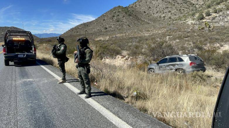 $!La camioneta Kia Sorento sin placas fue asegurada tras la detención de la pareja señalada por robos con violencia.
