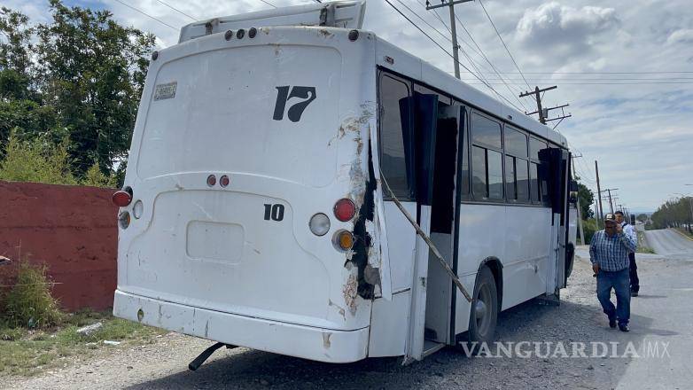 $!El camión también terminó con daños.