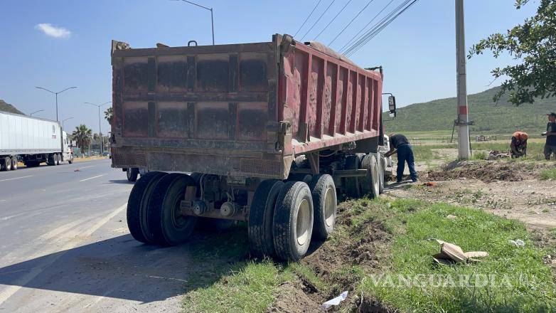 $!El camión salió de la carretera.