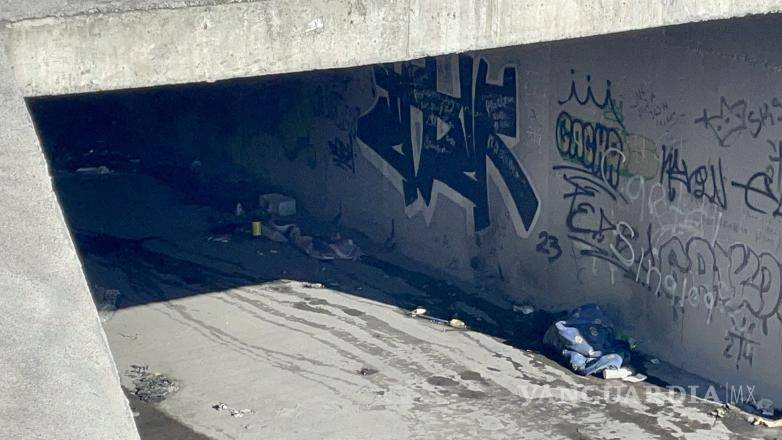 $!Empleados de una farmacia auxiliaron al joven que acostumbra dormir bajo un puente.