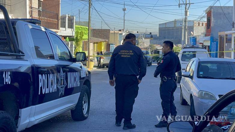 $!Autoridades municipales y de la Fiscalía llegaron a la vivienda tras el reporte del fallecimiento.