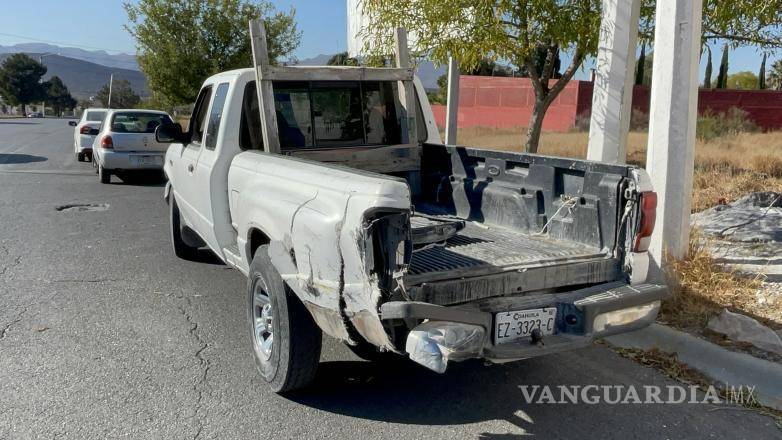 $!La Ford Ranger conducida por Teodoro Muñoz terminó obstruyendo el paso de la camioneta GMC sobre Emilio Arizpe de la Maza.