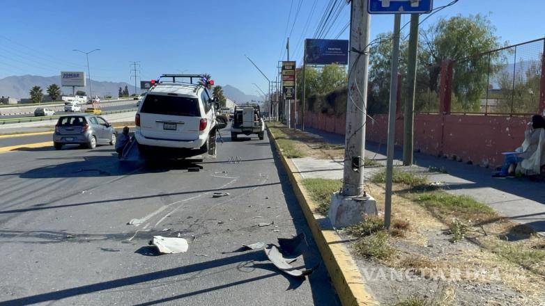 $!Elementos de Tránsito Municipal aseguraron el área y coordinaron el traslado del vehículo a un corralón.