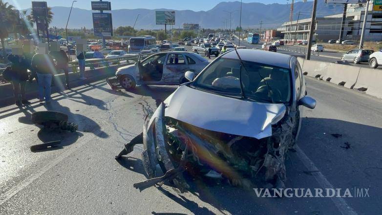 $!La colisión entre dos vehículos bloqueó varios carriles en el bulevar Nazario Ortiz Garza, causando congestión vial.