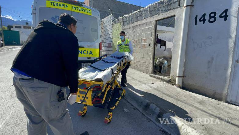 $!Paramédicos de la Secretaría de Salud brindaron atención prehospitalaria a la mujer lesionada en la colonia San José.