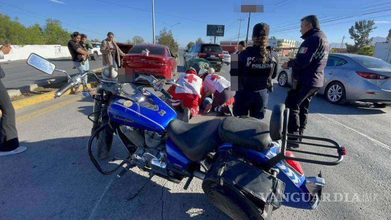 $!Elementos de Tránsito Municipal abanderaron la zona mientras se auxiliaba a la motociclista.