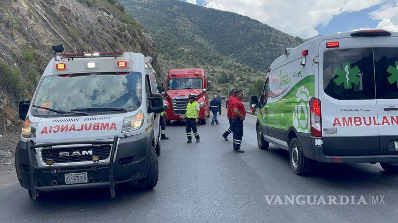 $!Elementos de la Guardia Nacional abanderaron la zona del primer accidente mientras se realizaban las maniobras de retiro del camión y la carga.