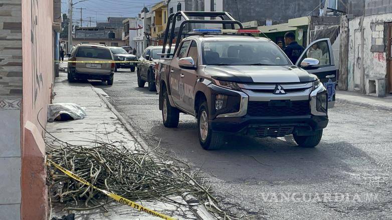 $!Autoridades municipales acordonaron la zona donde fue hallado sin vida un hombre en la colonia Bellavista.