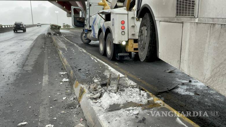 $!El conductor se quedó dormido y la unidad subió a la cuchilla divisoria al incorporarse de Paseo de la Reforma hacia Fundadores.