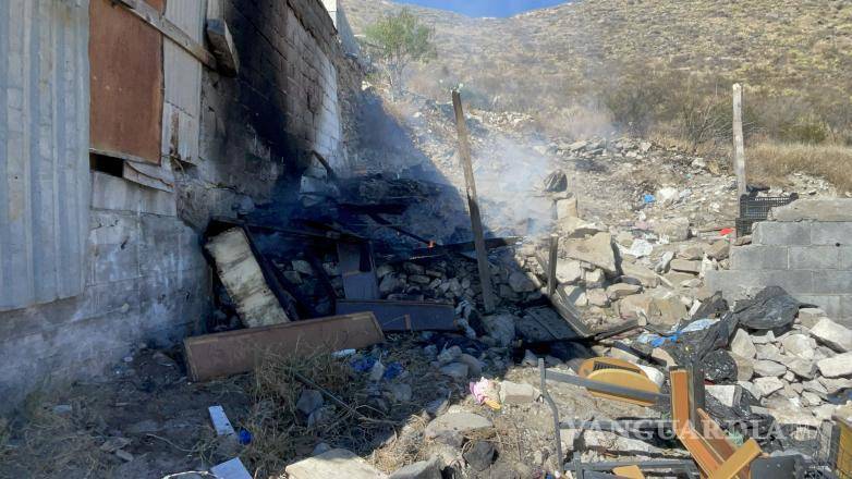 $!El tejabán quedó reducido a cenizas tras el incendio registrado en la colonia La Peñita.