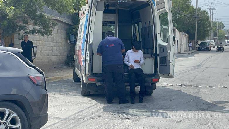 $!Paramédicos valoraron a los ocupantes de ambos vehículos tras el choque registrado durante la mañana; sin embargo, ninguno requirió traslado hospitalario al no presentar lesiones de gravedad.