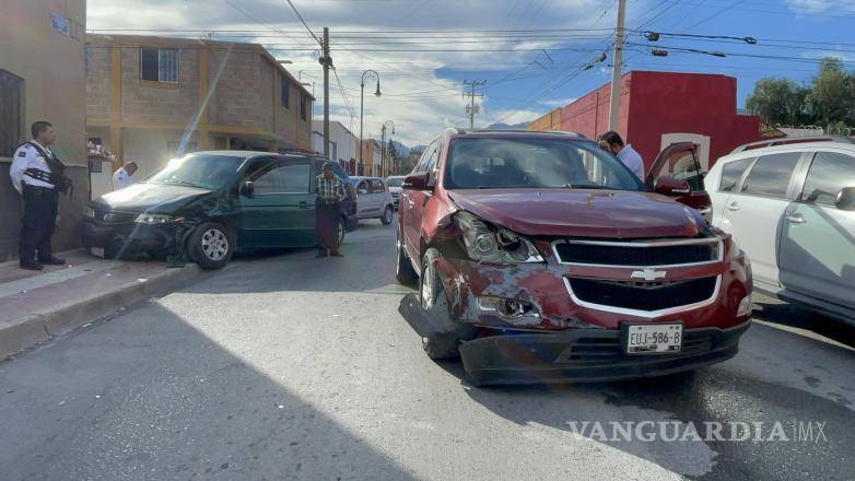 $!Las personas involucradas en el accidente esperaron la intervención de la aseguradora para cubrir los gastos y reparaciones.