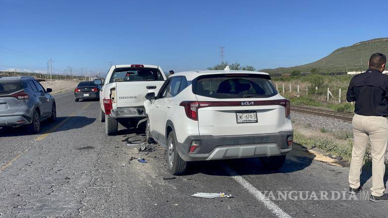 $!La camioneta Kia Seltos impactó por alcance a una Dodge RAM, que a su vez fue proyectada contra un Volkswagen Jetta.