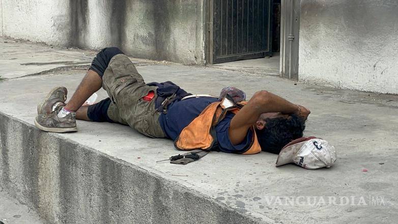 $!Comerciantes de la zona dieron aviso a las autoridades al notar que el hombre llevaba horas sobre la banqueta con un objeto sospechoso.