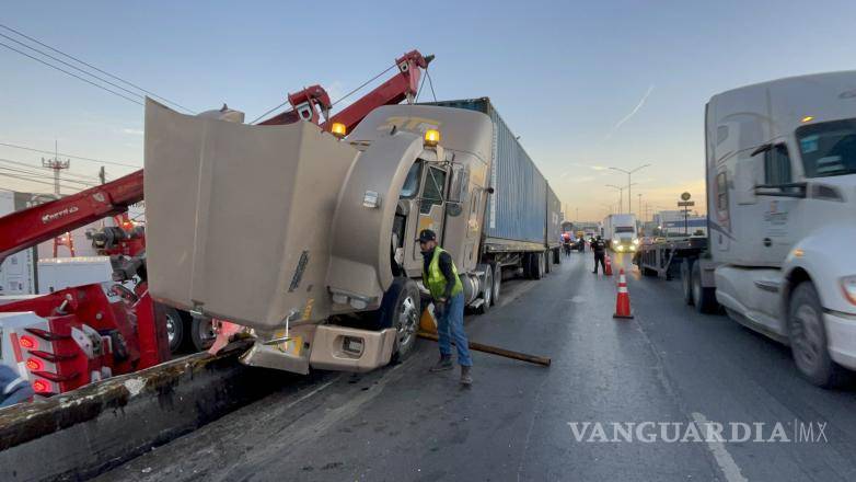 $!Personal de Tránsito Municipal acordonó la zona del accidente y dirigió el flujo vehicular durante las maniobras.