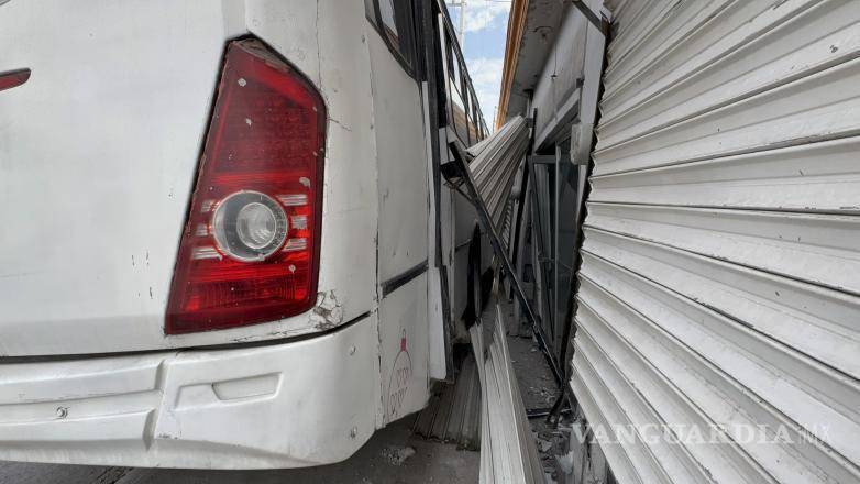 $!El camión de la ruta 7A terminó impactado contra comercios de la colonia Evaristo Pérez Arreola.