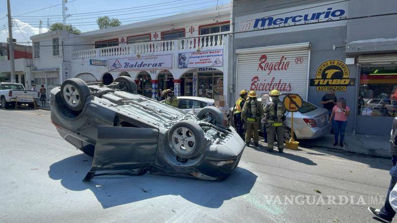 $!Bomberos acudieron al lugar tras el incendio de la camioneta volcada en Francisco Coss.