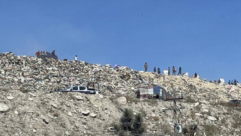 $!Curiosos se acercaron a recoger parte de la cerveza esparcida antes de la llegada de autoridades.