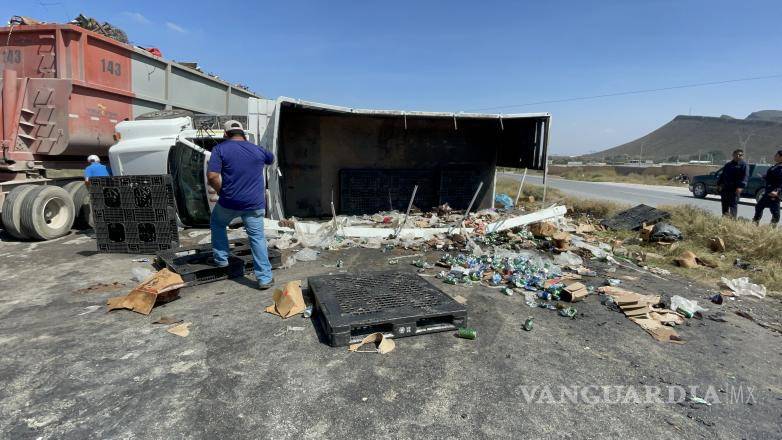 $!El tráfico se vio afectado mientras se realizaban las maniobras de recuperación de la unidad.