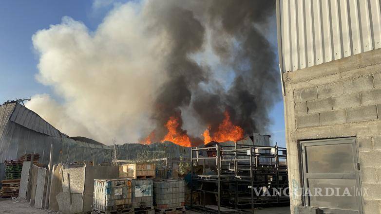 $!Imagen del incendio que dejó en ruinas una fábrica de tarimas; autoridades investigan las causas del siniestro.
