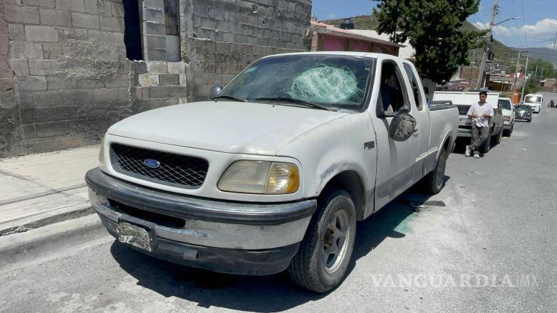 $!Autos estacionados en la colonia El Álamo II resultaron dañados tras el enfrentamiento entre pandillas.